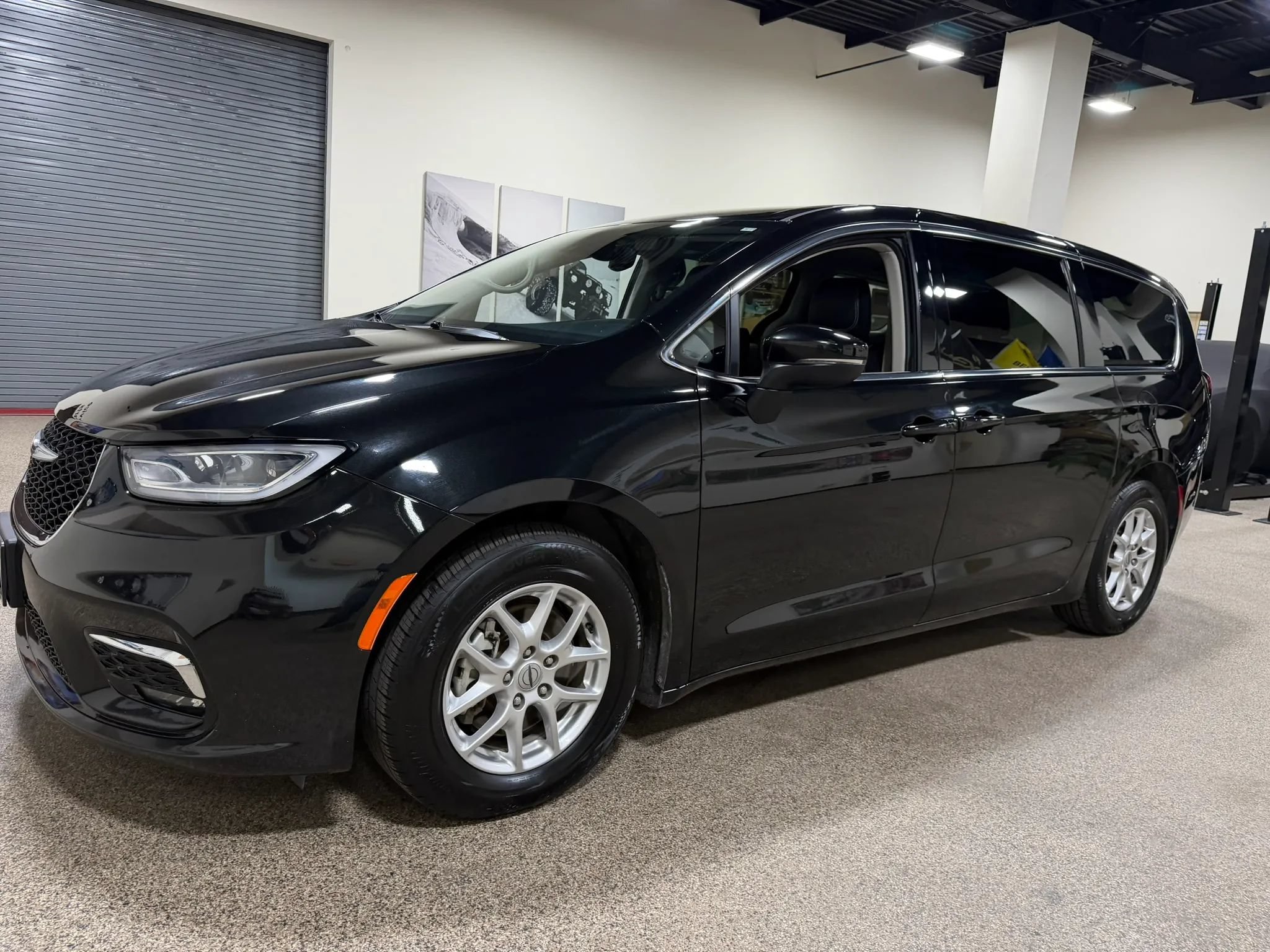 Used 2023 Chrysler Pacifica Touring-L FWD image 10