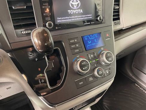 Used 2018 Toyota Sienna XLE image 8