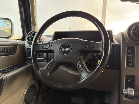 Used 2004 HUMMER H2 w/ Preferred Equipment Group image 19