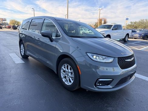 Used 2023 Chrysler Pacifica Touring-L image 3