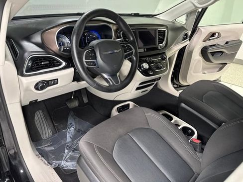 Used 2020 Chrysler Voyager LX FWD image 13