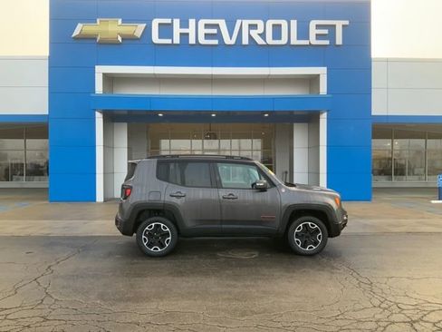 Used 2016 Jeep Renegade Trailhawk w/ Premium Trailhawk Package image 6