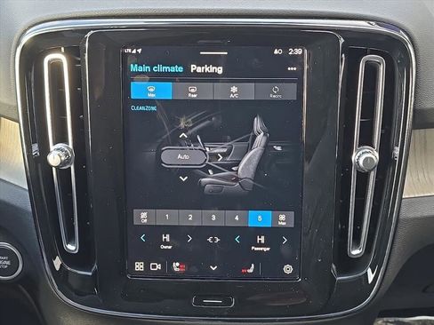 Certified 2023 Volvo XC40 B5 Ultimate w/ Climate Package image 18