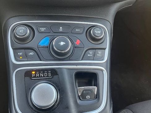 Used 2016 Chrysler 200 Limited w/ Convenience Group image 14