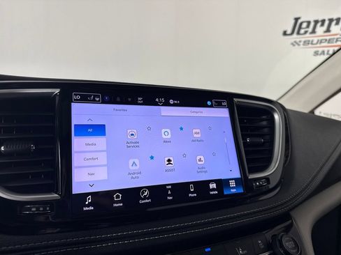 Used 2024 Chrysler Pacifica Limited FWD image 19