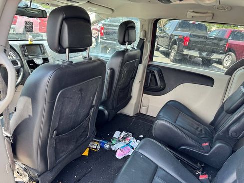Used 2014 Chrysler Town & Country Touring FWD image 15