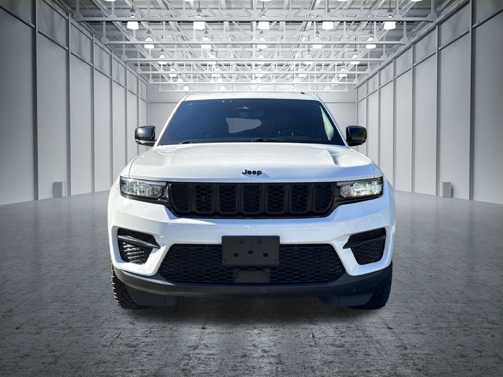 Used 2023 Jeep Grand Cherokee Altitude AWD/4WD image 2