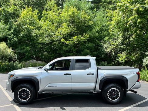 Used 2024 Toyota Tacoma TRD Off-Road w/ TRD Off Road Upgrade Package AWD/4WD image 2
