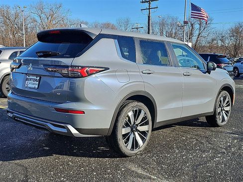 New 2026 Mitsubishi Outlander SE image 4