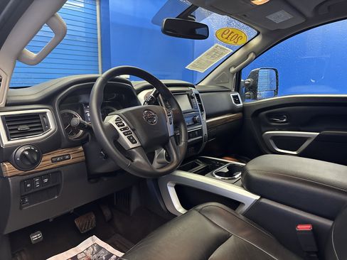 Used 2019 Nissan Titan SL w/ Chrome Package image 11
