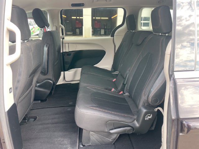 Used 2017 Chrysler Pacifica Touring w/ Tire & Wheel Group FWD image 28