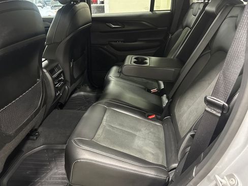 Used 2025 Jeep Grand Cherokee Altitude image 27