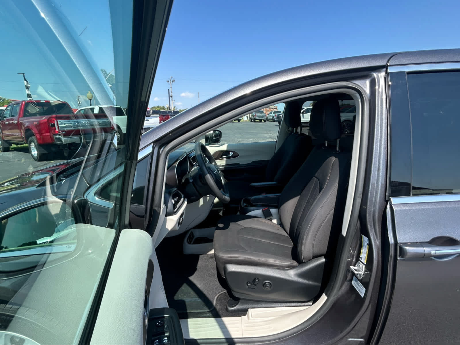 Used 2018 Chrysler Pacifica Touring Plus FWD image 15
