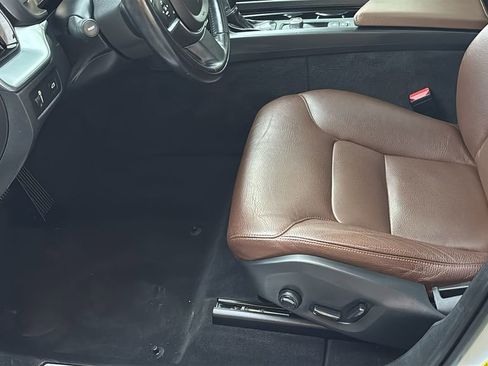 Used 2018 Volvo XC60 T5 Momentum w/ Vision Package image 25