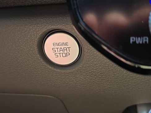 Used 2025 Kia Carnival FWD image 21