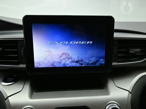 Used 2022 Ford Explorer XLT w/ Equipment Group 202A RWD image 12