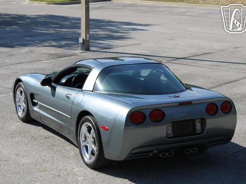 Used 2004 Chevrolet Corvette Coupe w/ Preferred Equipment Group image 13