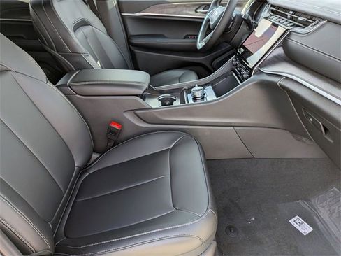 New 2025 Jeep Grand Cherokee Limited w/ Black Appearance Package image 30