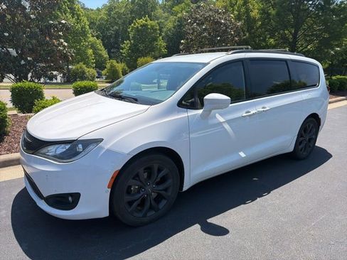 Used 2020 Chrysler Pacifica Touring-L Plus FWD image 2