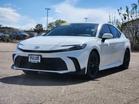 Used 2025 Toyota Camry SE FWD image 2