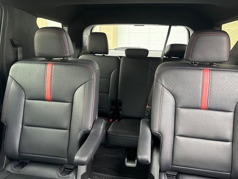 Used 2025 Chevrolet Traverse RS image 36