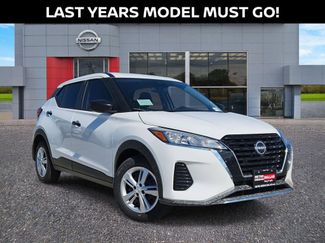 New 2025 Nissan Kicks Play S video 1