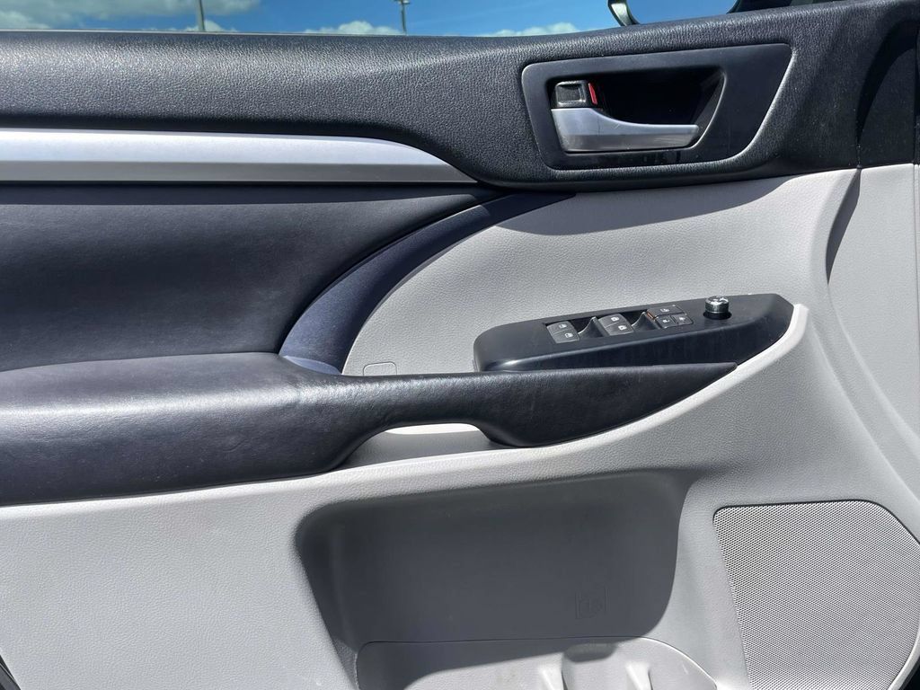 Used 2017 Toyota Highlander XLE AWD/4WD image 27