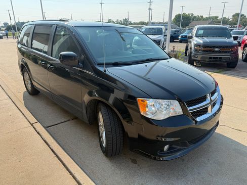 Used 2019 Dodge Grand Caravan SXT FWD image 4