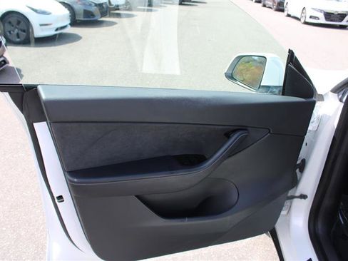 Used 2021 Tesla Model Y Long Range image 12