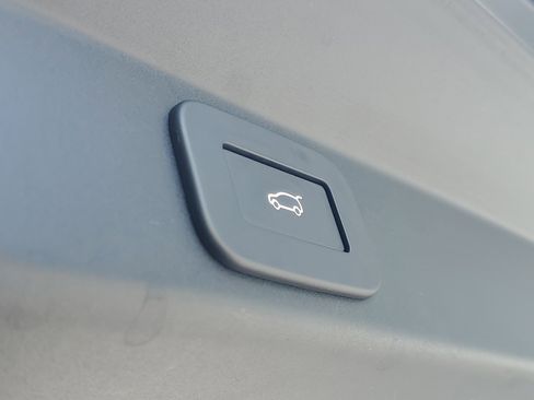 Used 2025 Land Rover Range Rover Sport SE image 9