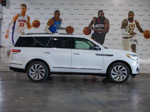 Used 2024 Lincoln Navigator Reserve AWD/4WD image 19