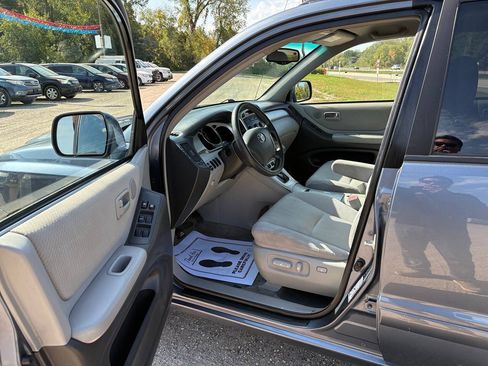 Used 2004 Toyota Highlander 2WD V6 w/ Appearance Pkg image 9