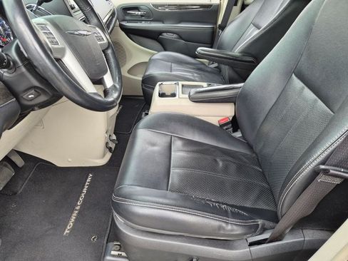 Used 2014 Chrysler Town & Country Touring-L w/ Driver Convenience Group FWD image 14