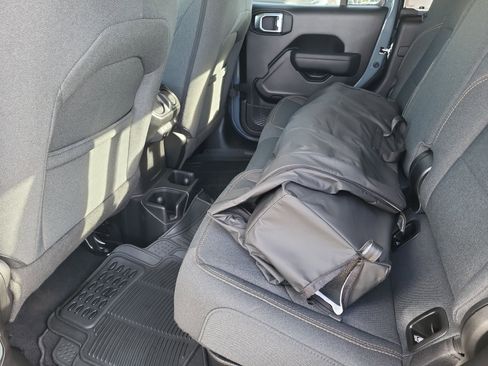 Used 2025 Jeep Gladiator Sport image 22