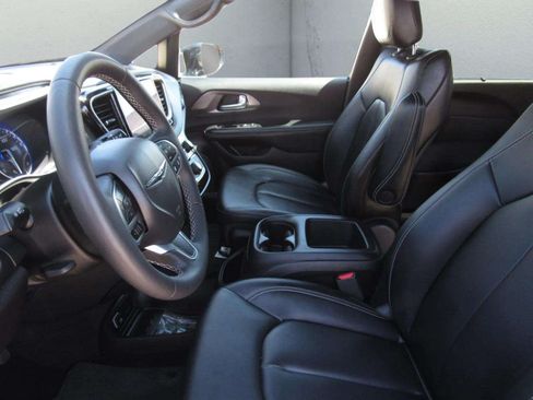 Used 2025 Chrysler Pacifica Select FWD image 16