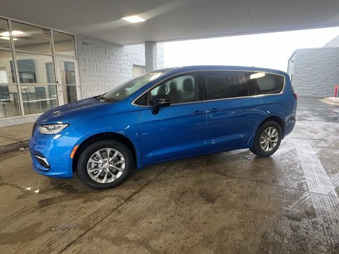New 2026 Chrysler Pacifica Select image 22