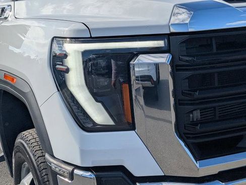Used 2024 GMC Sierra 3500 Pro w/ Convenience Package image 10