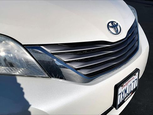 Used 2017 Toyota Sienna XLE image 29