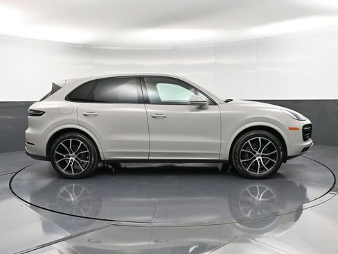 Certified 2023 Porsche Cayenne Platinum Edition image 9