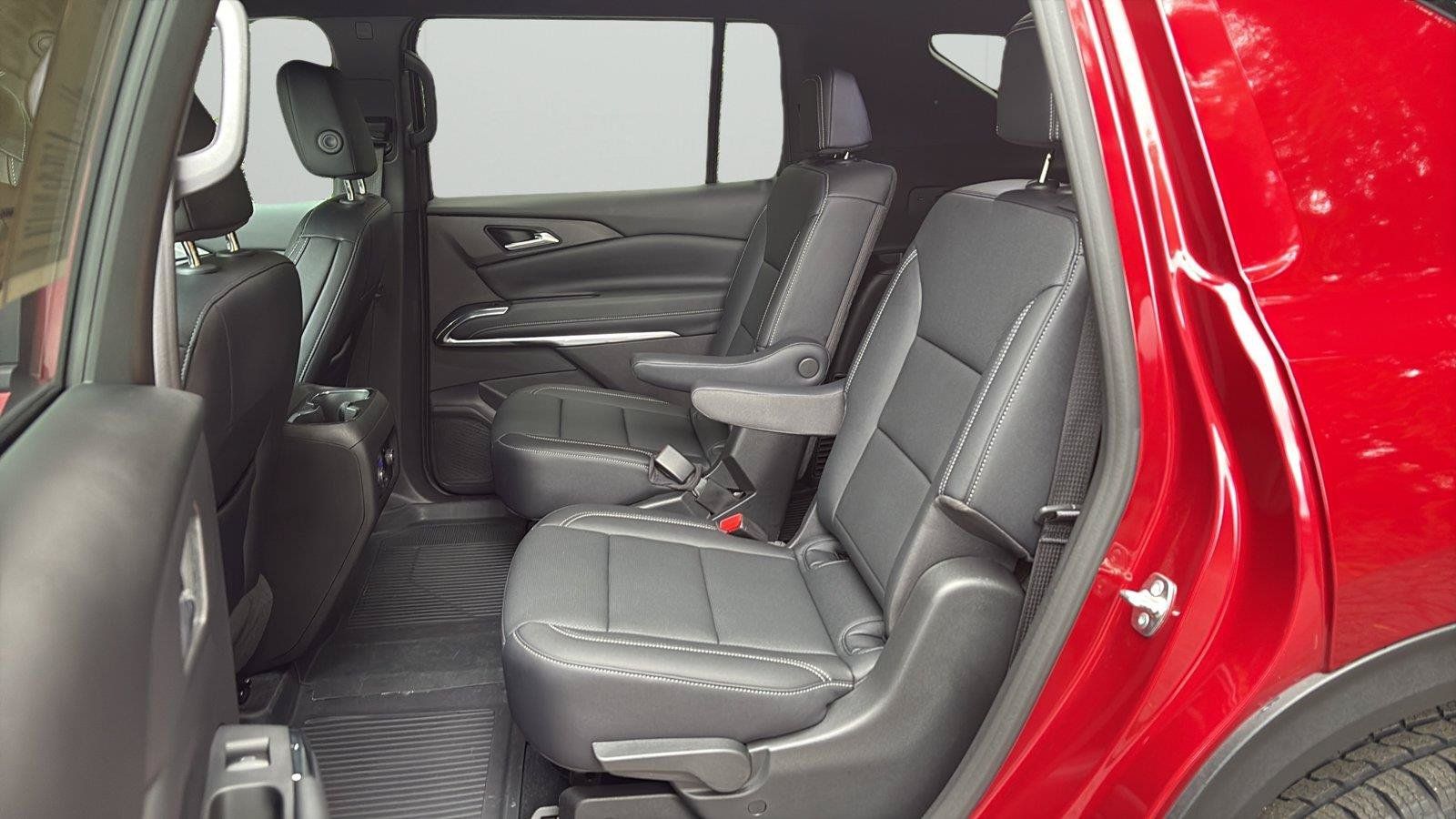 Used 2026 Chevrolet Traverse LT w/ LPO, Floor Liner Package FWD image 11