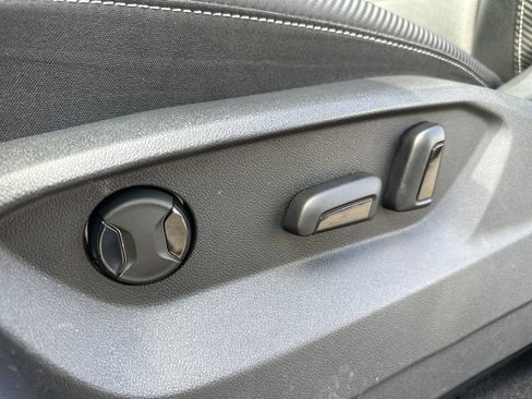 Used 2023 Volkswagen Atlas Cross Sport SE w/ Panoramic Sunroof Package image 4