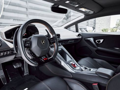 Used 2021 Lamborghini Huracan EVO RWD image 2