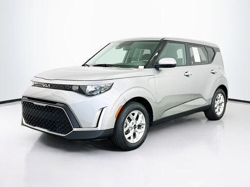 Used 2025 Kia Soul LX w/ LX Technology Package image 3