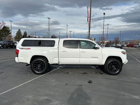 Used 2017 Toyota Tacoma TRD Sport image 6