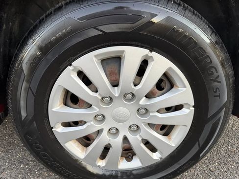 Used 2012 Kia Sedona LX image 36