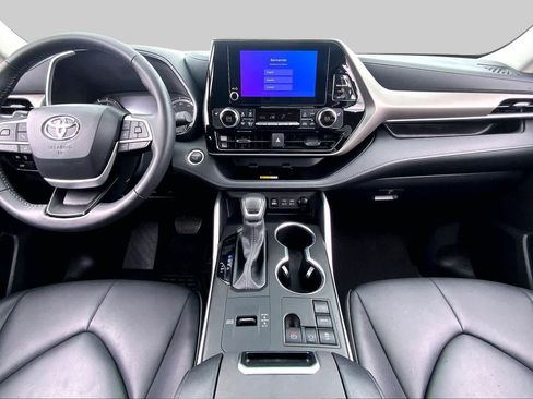 Certified 2024 Toyota Highlander XLE FWD image 15