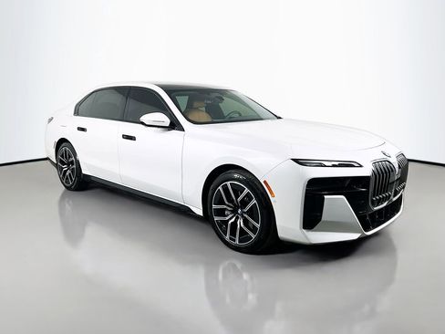 Used 2025 BMW 740i xDrive AWD/4WD image 3