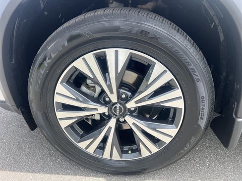 Certified 2022 Nissan Rogue SV w/ SV Premium Package FWD image 9