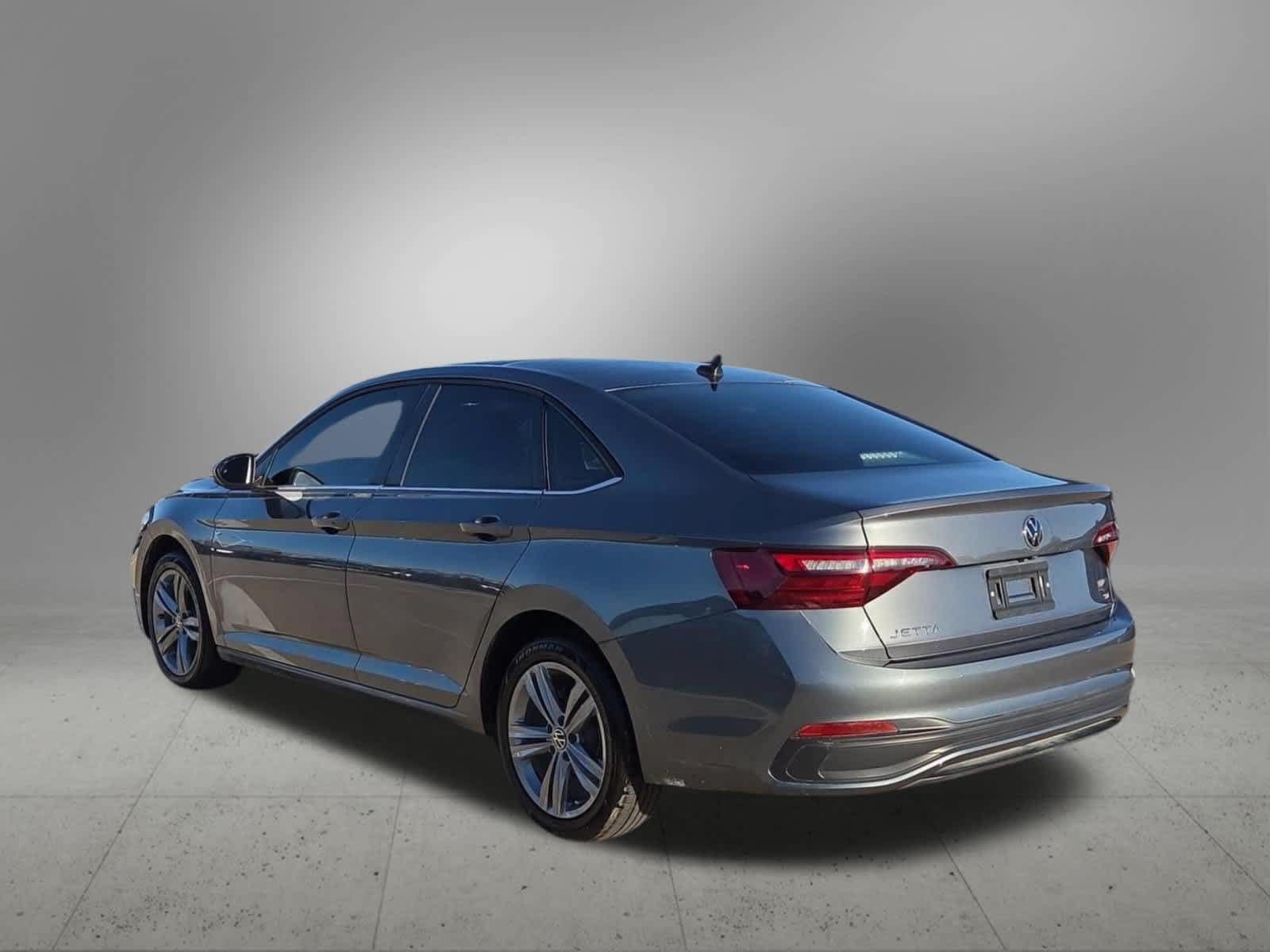 Used 2024 Volkswagen Jetta SE w/ Panoramic Sunroof Package FWD image 4