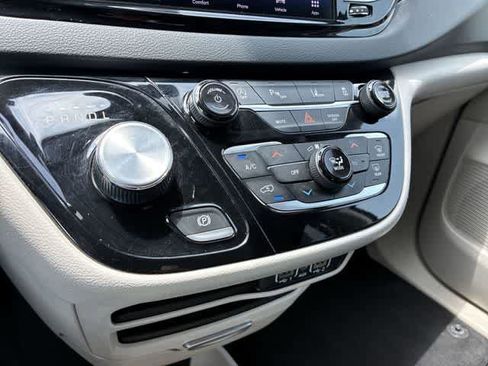 Used 2023 Chrysler Pacifica Touring-L FWD image 43